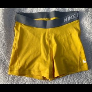 NIKE women’s training shorts pro